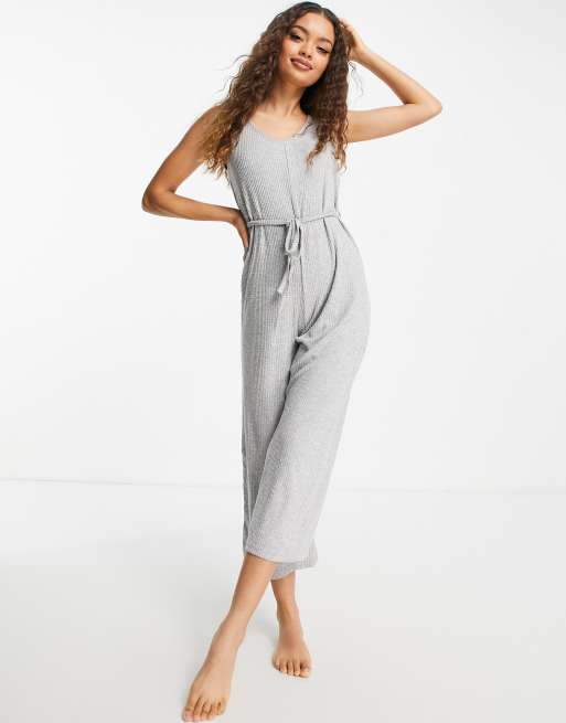 ASOS DESIGN Petite Superweicher gerippter Lounge Jumpsuit in Kalkgrau mit Bindegurtel in der Taille ASOS