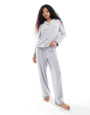 ASOS DESIGN Petite - Superweicher Pyjama aus langärmligem Hemd und Hose in Grau meliert mit farblich abgesetzter Paspeli...