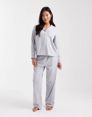 ASOS DESIGN Petite - Superweicher Pyjama aus langärmligem Hemd und Hose in Grau mit farblich abgesetzter Paspelierung