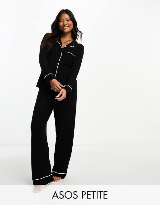 ASOS DESIGN Petite – Superweicher Pyjama aus langärmligem Hemd und Hose in Schwarz mit farblich abgesetzter Paspelierung