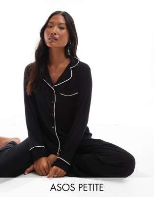 ASOS DESIGN Petite - Superweicher Pyjama aus langärmligem Hemd und Hose in Schwarz mit farblich abgesetzter Paspelierung