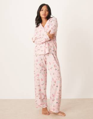 ASOS DESIGN Petite - Superweicher Pyjama aus langärmligem Hemd und Hose mit Ski-Aufdruck und farblich abgesetzter Paspel...