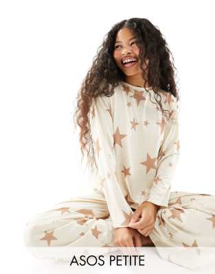 ASOS DESIGN Petite - Superweicher Pyjama aus langärmligem Oberteil und Hose in Cremeweiß mit Sternenmuster