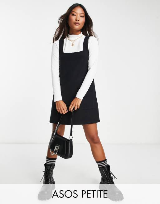 ASOS DESIGN Petite – Superweiches, kurzes 2-in-1-Schürzenkleid in Schwarz und Weiß mit Pullover-Einsatz und eckigem Ausschnitt