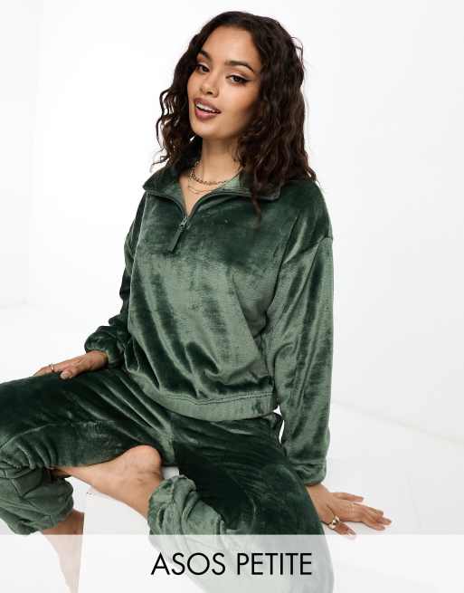 ASOS DESIGN Petite - Superzachte fleece loungeset met joggingbroek en sweater met rits in groen 