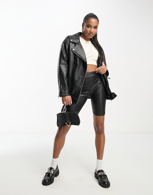 ASOS DESIGN Petite – Svart, lång jacka i oversize av läderimitation, 2 av 4