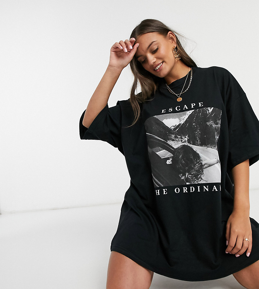 ASOS DESIGN Petite – Svart t-shirtklänning i oversize-modell med Escape the ordinary-grafik