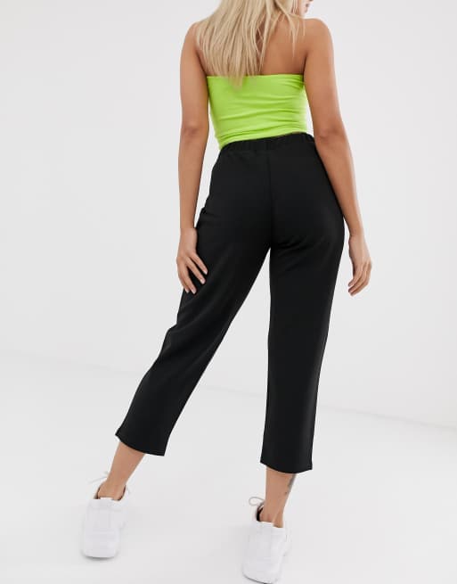 ASOS DESIGN – Petite Svarta avsmalnande byxor i jersey kräpp, 2 av 4