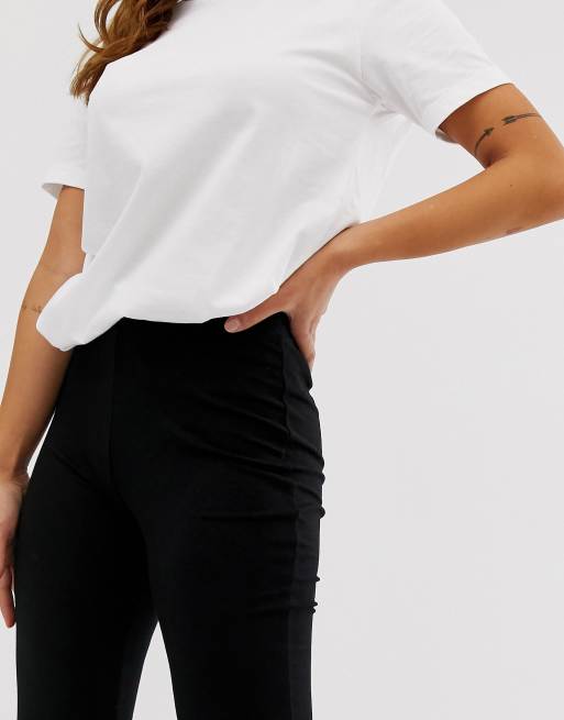 ASOS DESIGN Petite – Svarta enkla byxor med utsvängd design, 3 av 4