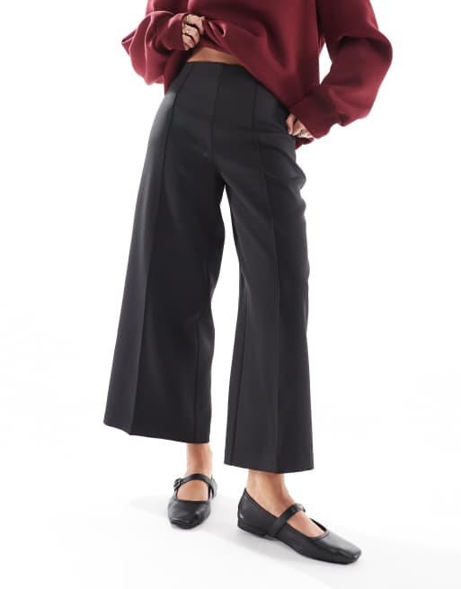 ASOS DESIGN Petite – Svarta, figursydda, ankellånga byxor med vida ben, 2 av 5