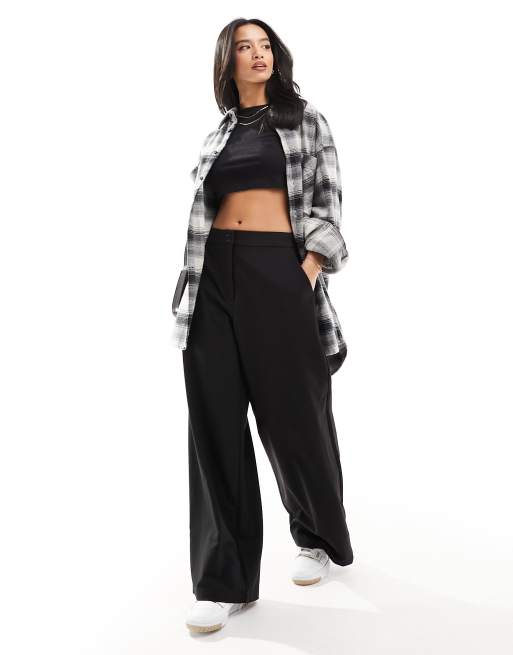 ASOS DESIGN Petite – Svarta, figursydda, avslappnade byxor med raka ben, 3 av 5