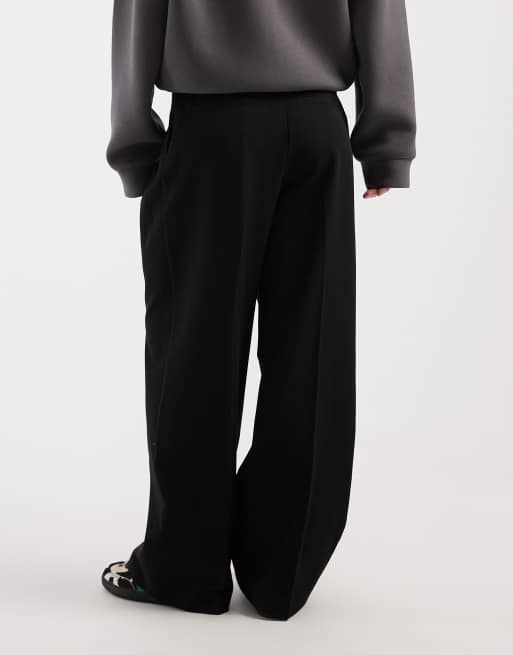 ASOS DESIGN Petite – Svarta, figursydda byxor med vida ben och plissering, 3 av 5