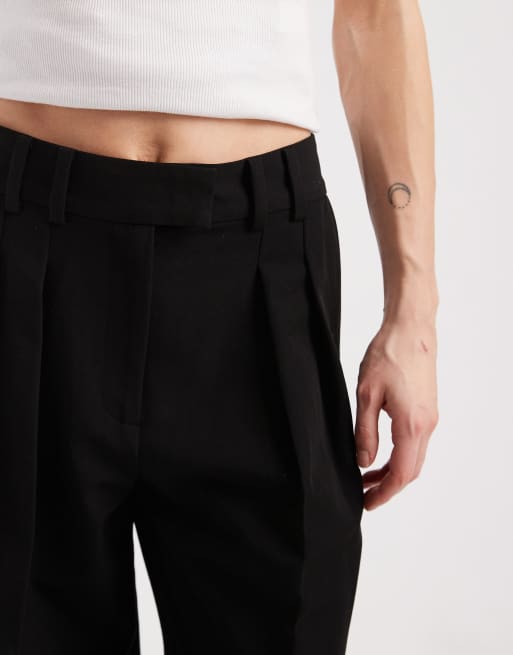 ASOS DESIGN Petite – Svarta, figursydda byxor med vida ben och plissering, 4 av 5