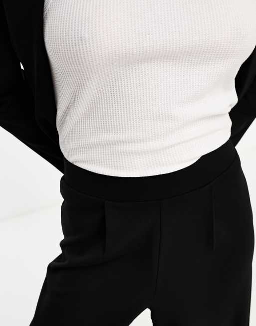 ASOS DESIGN Petite – Svarta, figursydda kostymbyxor i jersey med vida ben, 3 av 4