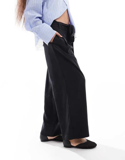 ASOS DESIGN Petite – Svarta, mjuka ankellånga byxor med skärp, 2 av 5