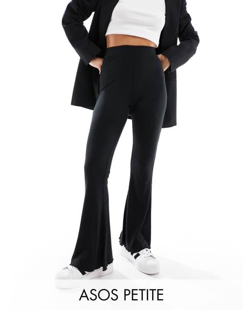 ASOS DESIGN Petite – Svarta ribbade byxor med utsvängd design och krusad fåll - view 1