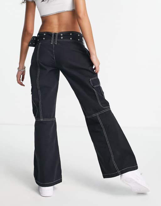 ASOS DESIGN Petite – Svarta, utsvängda combatbyxor med kontrastfärgade sömmar och skärp, 3 av 4