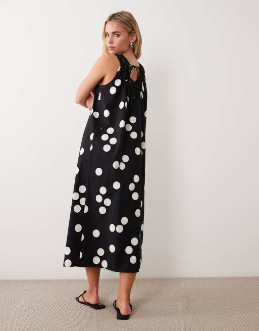 ASOS DESIGN Petite – Svartvit, prickig maxiklänning i poplin med smock, v-ringning och spetslager, 4 av 4