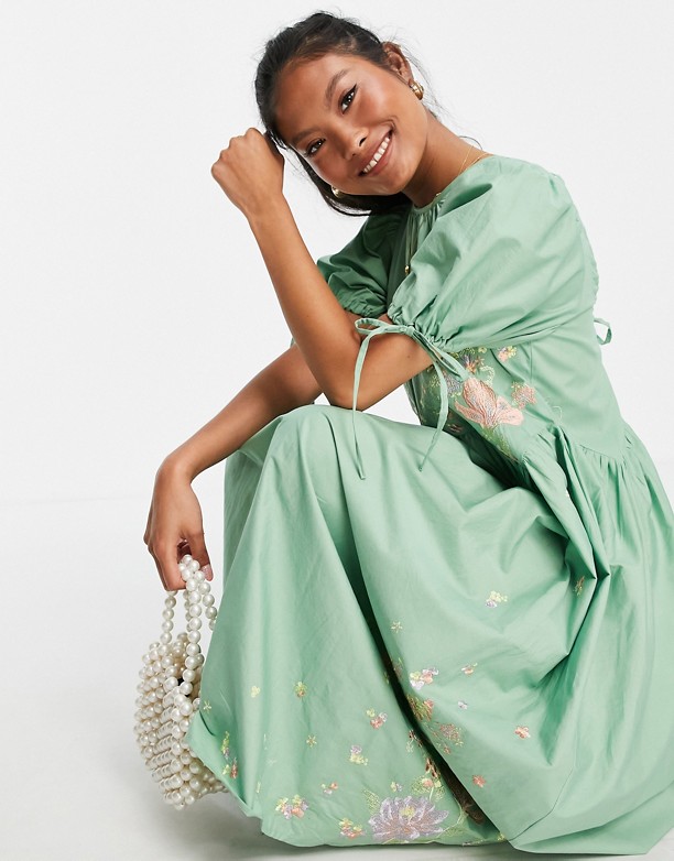 ASOS DESIGN Petite – Szałwiowa luźna sukienka midi z bawełnianej popeliny z haftowanym wzorem i odkrytymi plecami Zielona szałwia Miejsce 