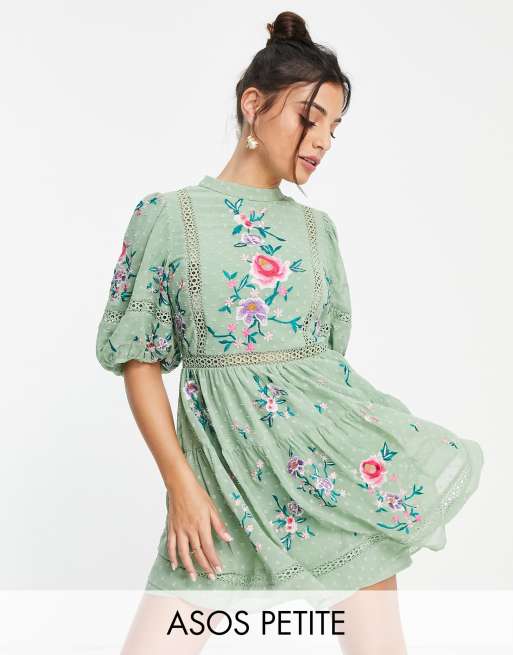 ASOS DESIGN Petite – Szałwiowozielona sukienka mini z wysokim dekoltem i siateczką dobby z koronkowym wykończeniem i haftowanym wzorem 
