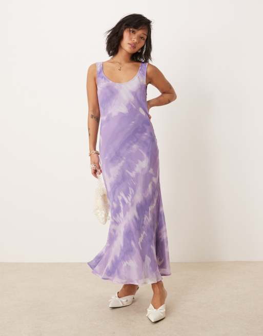 ASOS DESIGN Petite – Szyfonowa sukienka midi na ramiączkach z dekoltem w kształcie litery U w fioletowy wzór tie dye