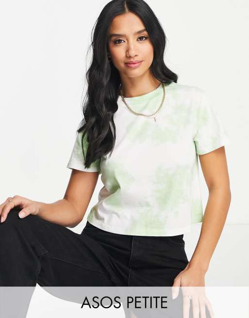 ASOS DESIGN Petite – T-Shirt in eingelaufener Optik mit Batikmuster in Grün