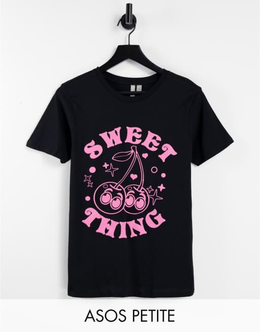 ASOS DESIGN Petite – T-Shirt in Schwarz mit „Sweet Thing“-Schriftzug und Kirschgrafik