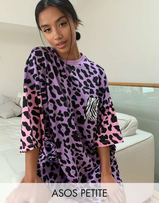 ASOS DESIGN Petite – T-Shirt-Kleid in Oversize mit Tierfellmuster-Mix in Flieder und Rosa