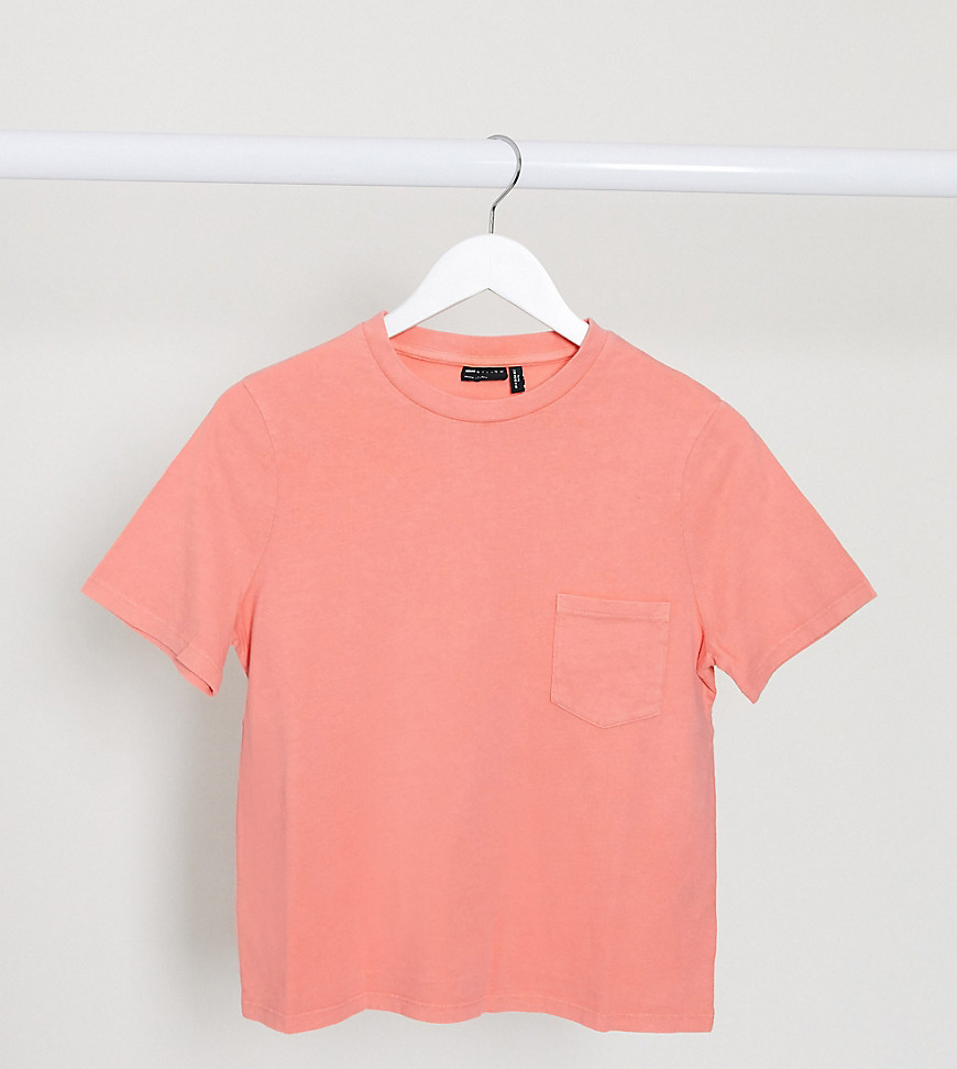 ASOS DESIGN Petite - T-shirt met borstzak in oranjeroze wassing