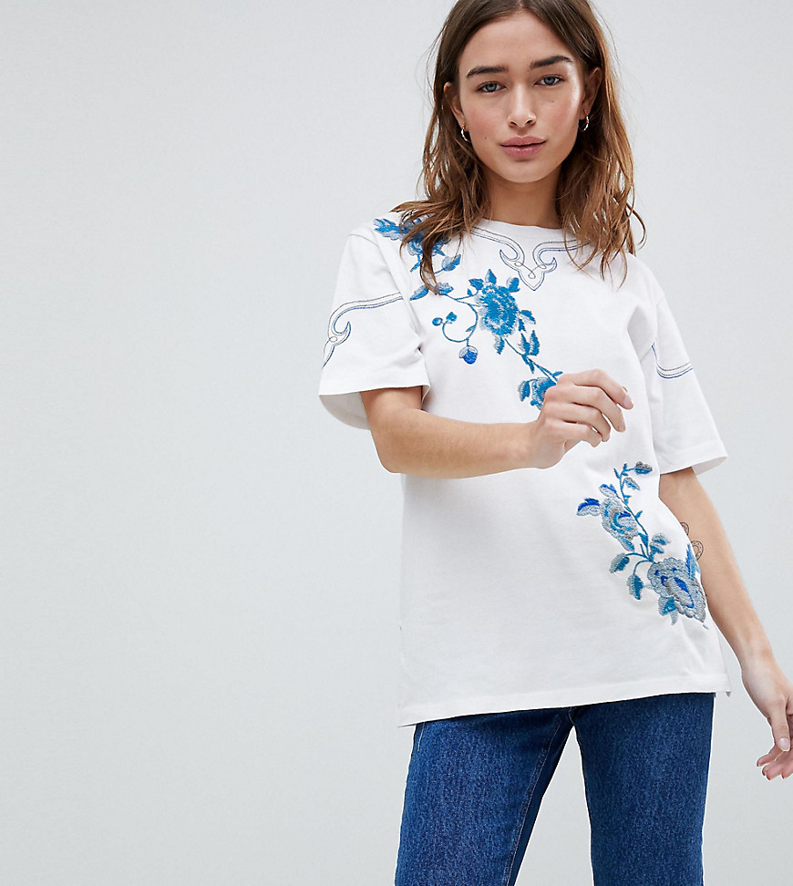 ASOS DESIGN - Petite - T-shirt met geborduurde bloemen-Wit