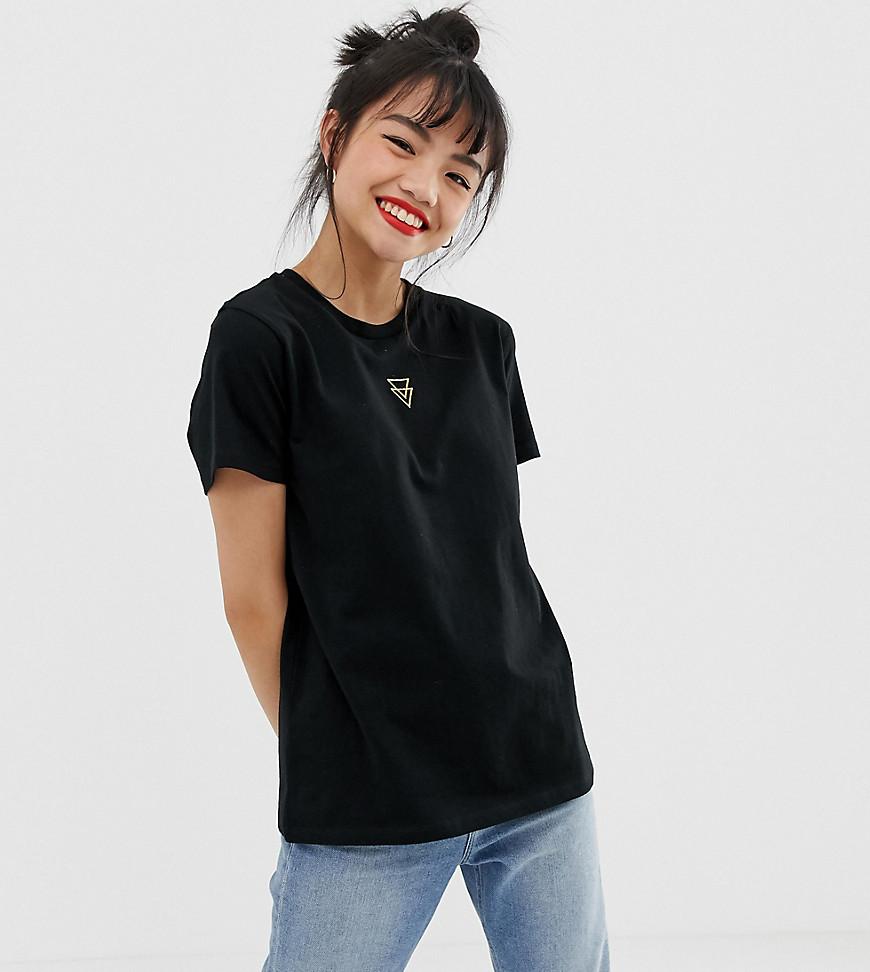 ASOS DESIGN Petite - T-shirt met triangel logo met metallic borduursel-Zwart