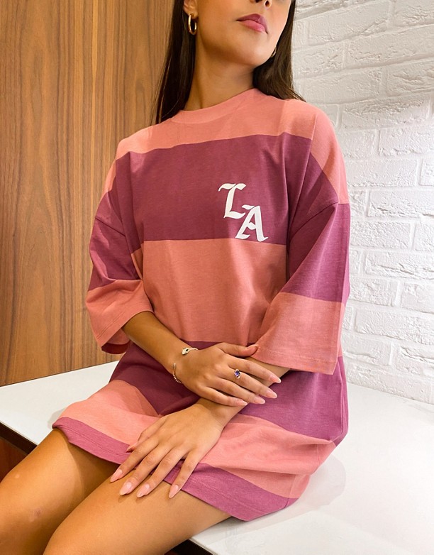  Urzędnik ASOS DESIGN – Petite – T-shirtowa sukienka oversize w bordowo-rÓżowe pasy z nadrukiem 93 Bordowo-rÓżowe pasy