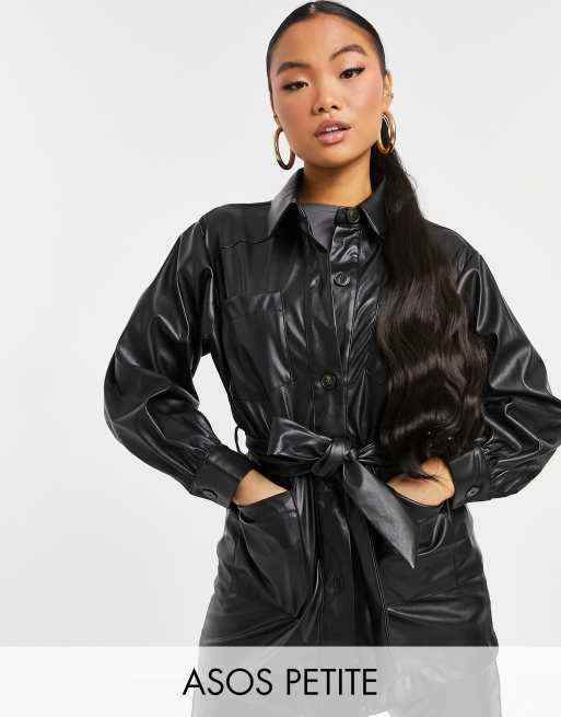 ASOS DESIGN Petite – Taillierte Hemdjacke aus Kunstleder in Schwarz