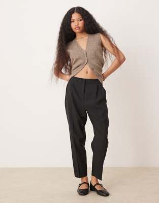 ASOS DESIGN Petite -Taillierte, schmal zulaufende Hose in Schwarz