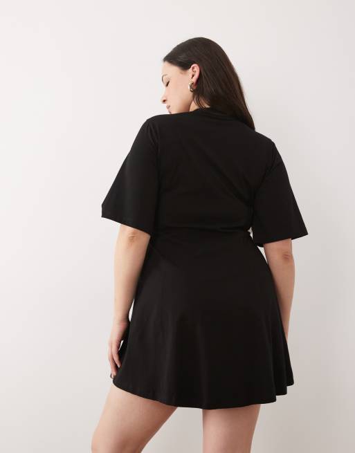 ASOS DESIGN Petite – Tailliertes Minikleid in Schwarz mit Ziernaht, 3 von 4
