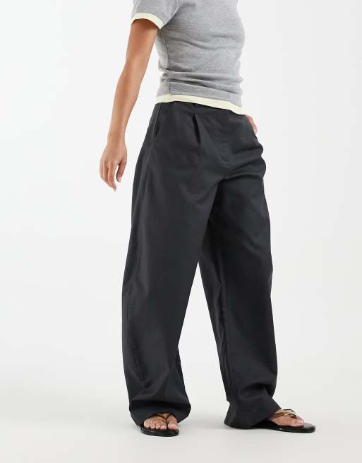 ASOS DESIGN Petite tailored barrel trouser with pleat front in navy, 3 of 5