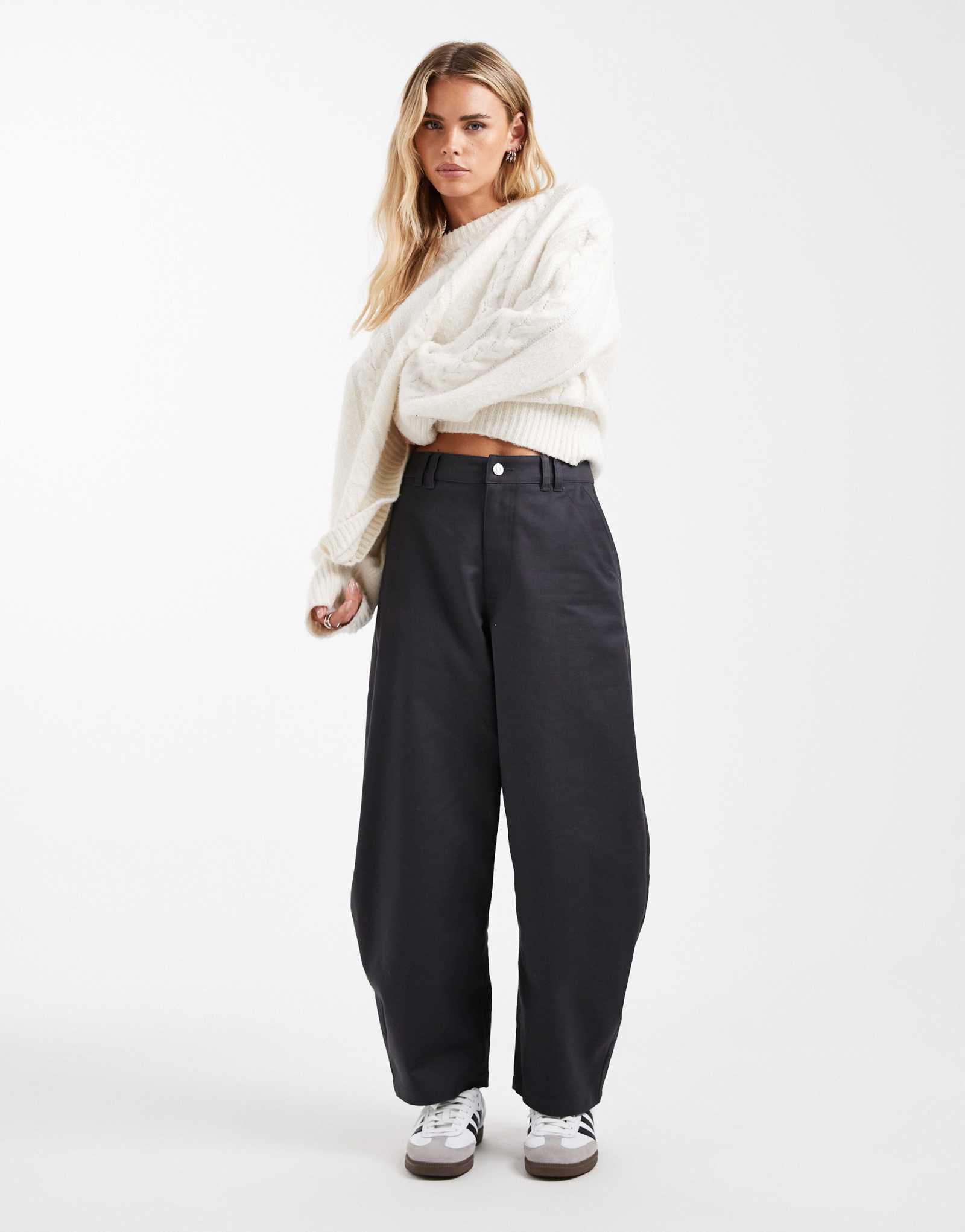 Брюки-бочкообразки из хлопка и сатина темно-синего цвета, сшитые по индивидуальному заказу ASOS DESIGN Petite 