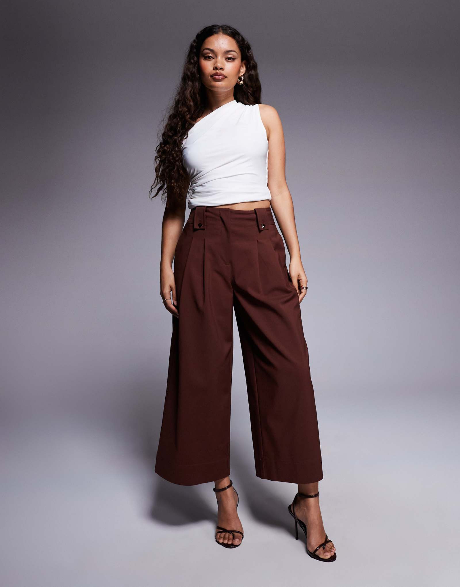 Миниатюрные укороченные брюки с завышенной талией от ASOS DESIGN шоколадного цвета, сшитые на заказ