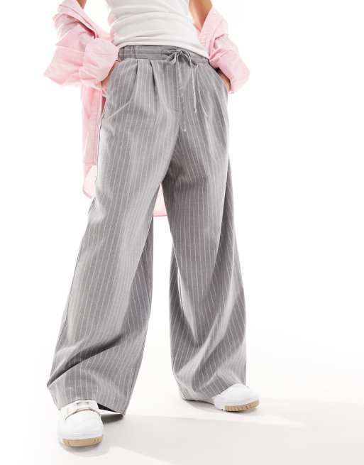 ASOS DESIGN Petite tailored pull on trousers in grey pinstripe, 3 of 5