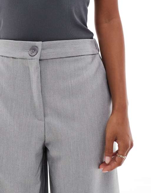 ASOS DESIGN Petite tailored relaxed straight leg trousers in grey , 5 of 5