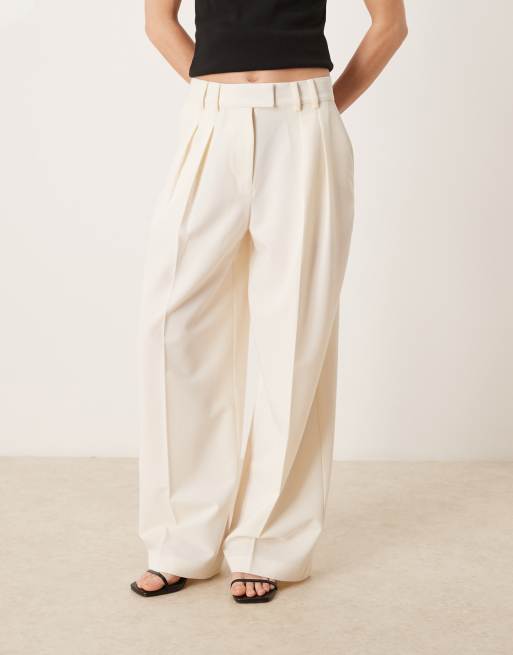 ASOS DESIGN Petite tailored wide leg trousers with pleat detail in cream, 3 of 5