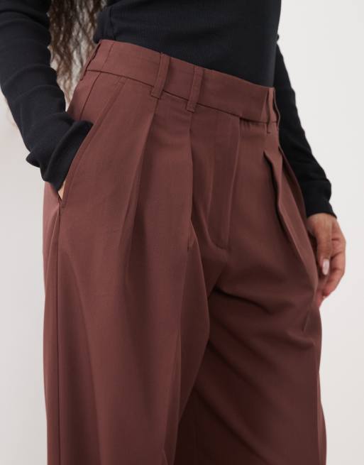 ASOS DESIGN Petite Tailored wide leg trousers with pleat detail in deep brown, 3 of 5