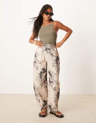 ASOS DESIGN Petite - Taupe bukser med barrel-ben og blomsterprint - view 1