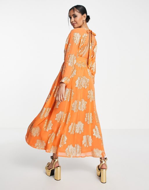 ASOS DESIGN Petite - Tea-midikjole med flagermusærmer og bælte i metallisk orange jacquard, 2 af 4