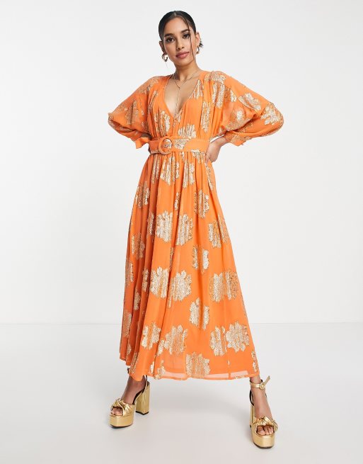 ASOS DESIGN Petite - Tea-midikjole med flagermusærmer og bælte i metallisk orange jacquard, 4 af 4