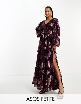 ASOS DESIGN Petite - Tief ausgeschnittenes Maxikleid in Ochsenblutrot mit Zierausschnitten, Rüschen, Biesen und Metallic...