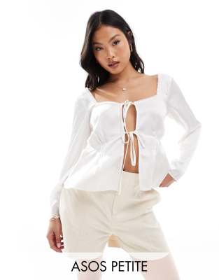 FhyzicsShops DESIGN Petite - Top babydoll en satin avec bordures dentelle et lien noué sur le devant - Blanc