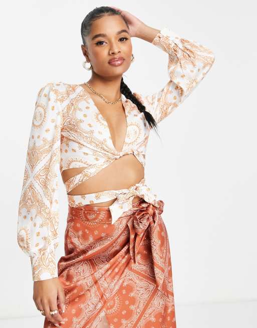 ASOS DESIGN Petite - Top d'ensemble à décolleté plongeant torsadé en satin - Imprimé cachemire, 3 de 4