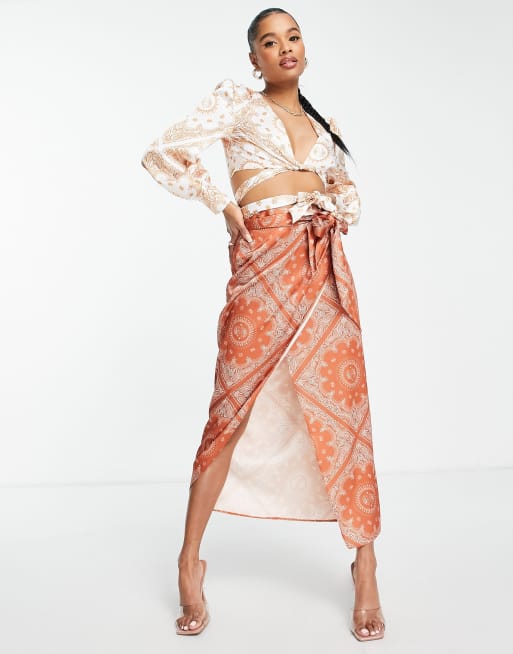 ASOS DESIGN Petite - Top d'ensemble à décolleté plongeant torsadé en satin - Imprimé cachemire, 4 de 4