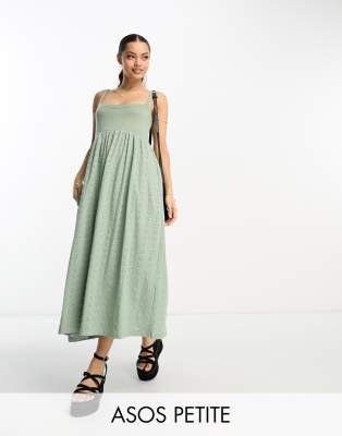 ASOS DESIGN Petite - Träger-Midikleid aus Strick- und Stickerei-Materialmix in Khaki-Grün